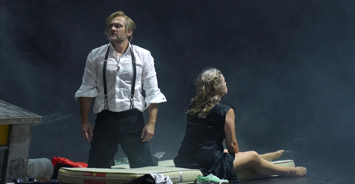 El bajo Christoph Fischesser (el duque Barbazul), y la soprano Evelyn Herlitzius (Judith) en un momento de la ópera que se acaba de estrenar en el Teatro Real. Foto: Javier del Real.