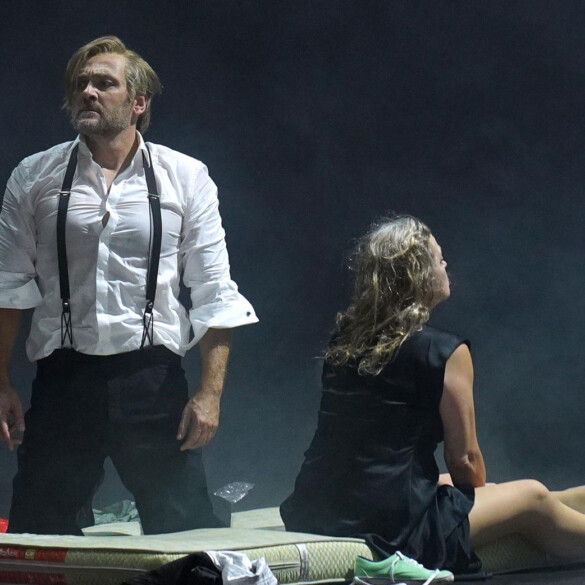 Barbazul abre (con elipsis) las siete puertas de su castillo en el Teatro Real para que dance 'El mandarín maravilloso'