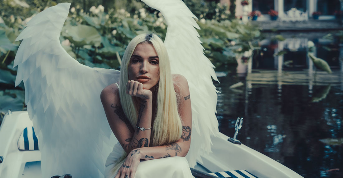 Con su primer álbum cristaliza su gran sensibilidad y espiritualidad.