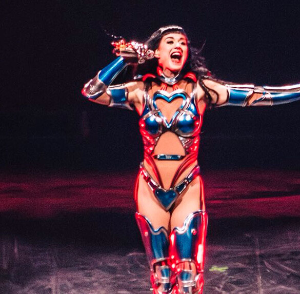 Crónica. Katy Perry desafía la gravedad (y los prejuicios) con un show de autoafirmación acróbatico e irónico