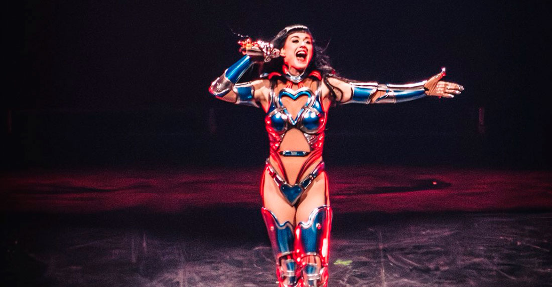 Crónica. Katy Perry desafía la gravedad (y los prejuicios) con un show de autoafirmación acróbatico e irónico