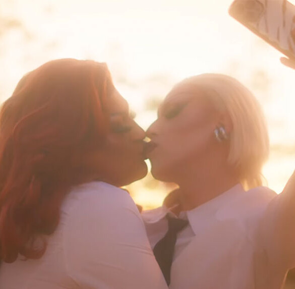 Samantha Ballentines y The Macarena, divinas en el vídeo de 'Dame tu cariño'