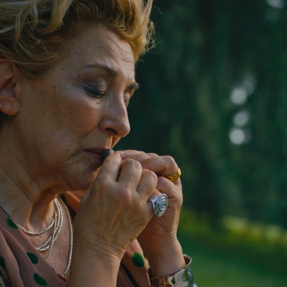 'He robado tus cenizas', el corto de Felipe Olaya M. con Isabel Ordaz y Clara Sans sobre la pérdida y el amor