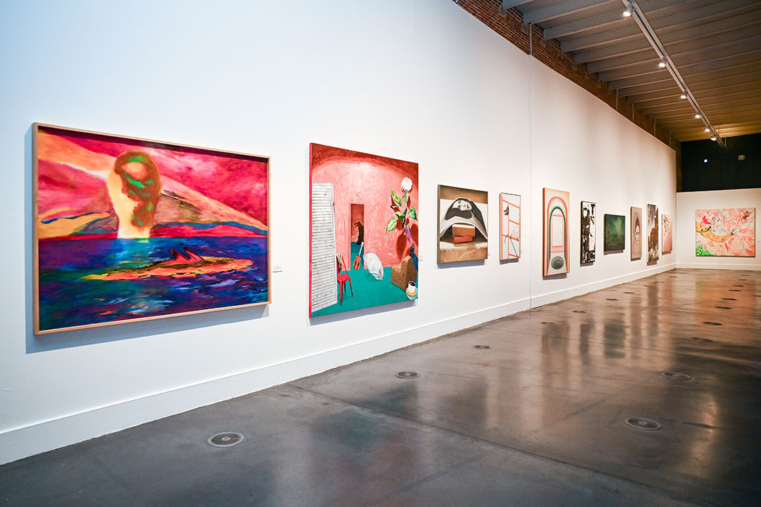 De izquierda a derecha, obras de Taxio Ardanaz, Nacho Vergara, Pedro Gamonal, Ann Wei Lu Li, Víctor González, Silvia Olabarría y Judas Arrieta, al fondo.