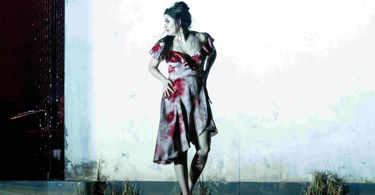 Aigul Akhmetshina como Carmen en el estreno londinense de esta producción. La mezzo rusa repetirá el rol titular en el Teatro Real. Foto: Camilla Greenwell.