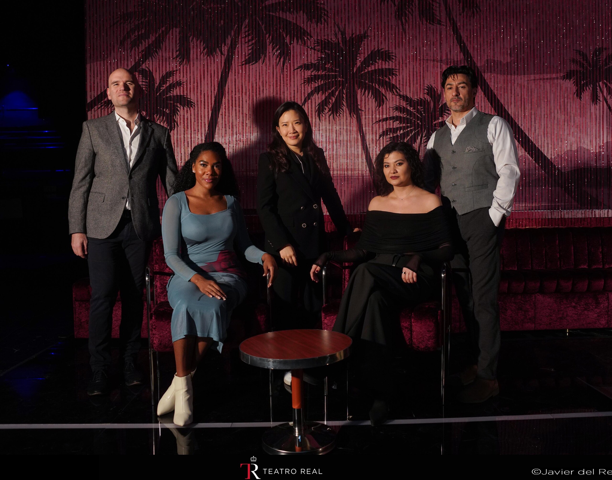 'Carmen' regresa al Teatro Real con varios repartos diferentes. Sentadas: J’Nai Bridges (Carmen) y Aigul Akhmetshina (Carmen). De pie: Michael Fabiano (Don José), Eun Sun Kim (directora de orquesta) y Charles Castronovo (Don José). Foto: Javier del Real.