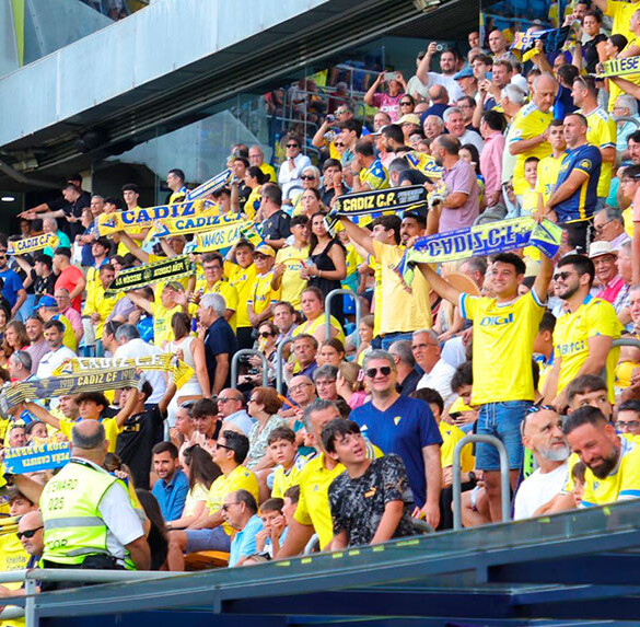 El Cádiz CF presenta el primer punto arcoíris del fútbol español contra la LGTBIfobia