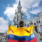 La bandera del país junto a la Iglesia La Ermita.