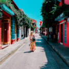 Una joven caminando por el casco antiguo de Cartagena.