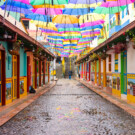 Calle colorida del pueblo de Guatapé en Antioquia.