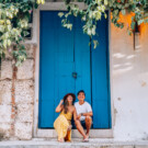 Dos jóvenes descubriendo las maravillas de Colombia.
