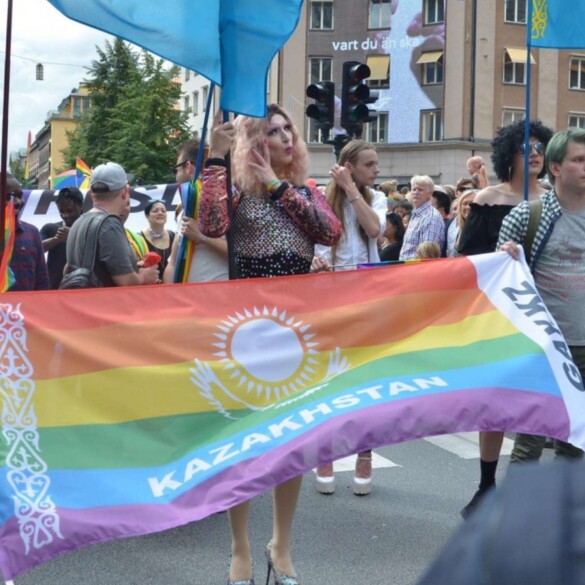 Kazajistán se une a Rusia y Georgia y prohíbe los contenidos LGTBIQ+ en los medios de comunicación