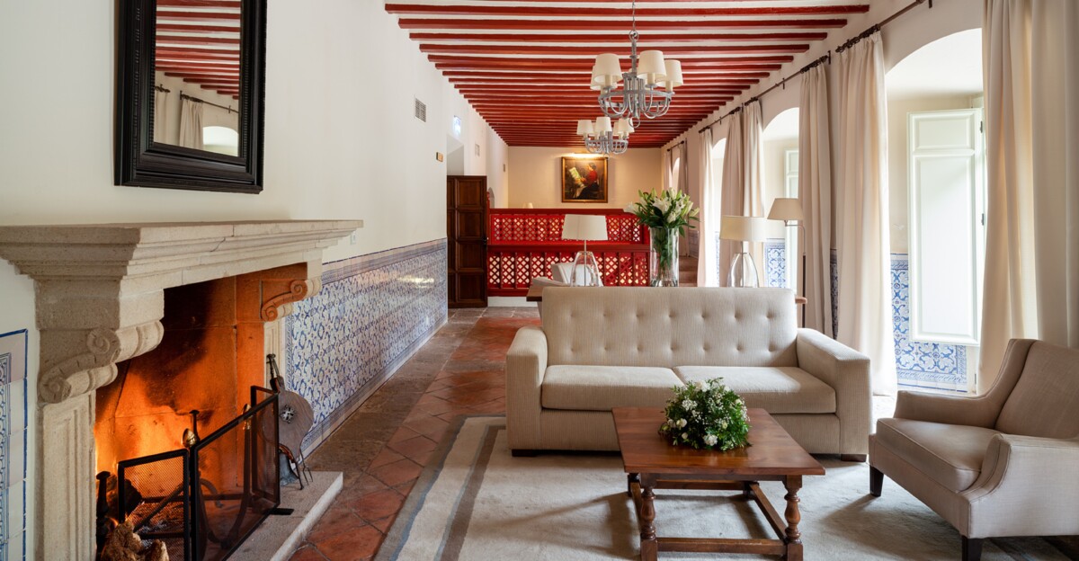 El olor a leña impregna este confortable salón del Parador de Almagro.