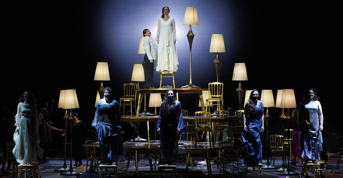 Un momento de 'Ariadna y Barbazul' que se acaba de estrenar en el Teatro Real. Arriba: Silvia Tro Santafé (El aya) y Paula Murrihy (Ariadna). Abajo, las cinco mujeres de Barbazul. Foto: Javier del Real.