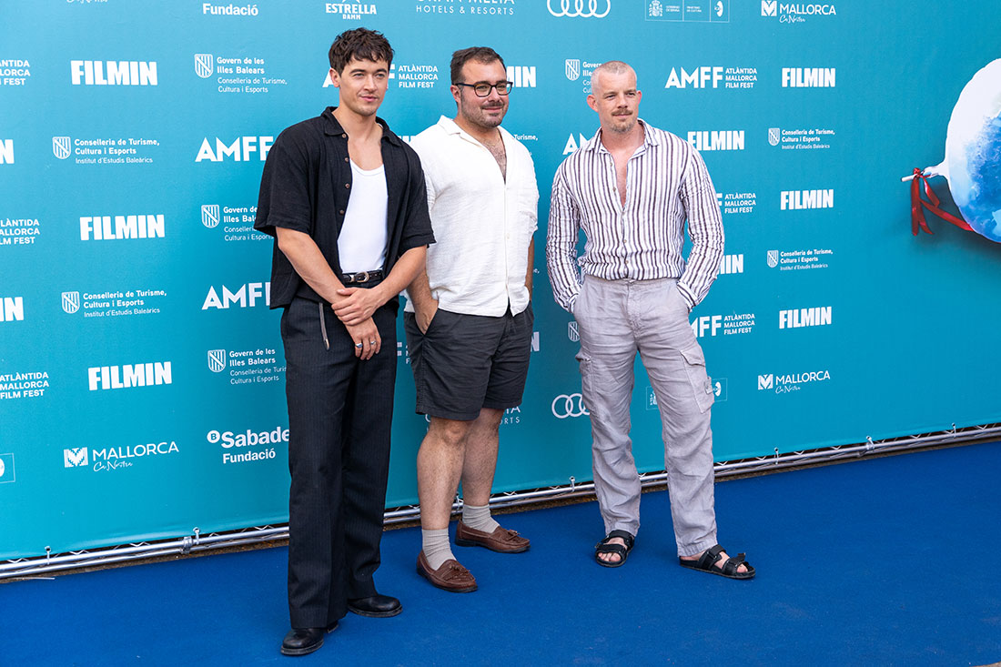 Tom Blyth, Carmen Emmi y Russell Tovey en la presentación de la película en Mallorca.