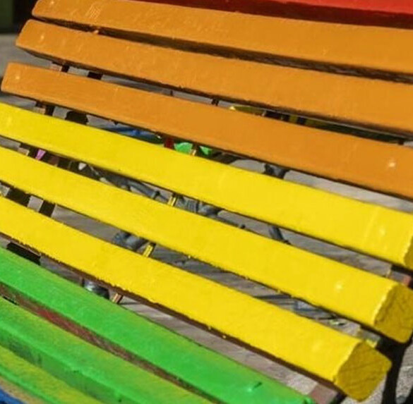 València se queda sin sus bancos arcoíris en la Plaza del Ayuntamiento