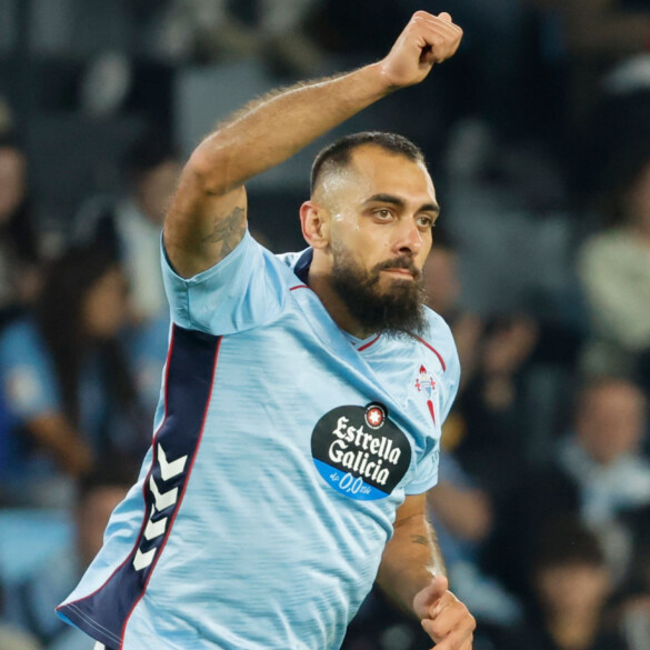 Borja Iglesias recibe varios comentarios homófobos y responde: "Qué raro, si esto en el fútbol no pasa nunca"