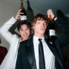 Connor Storrie y Hudson Williams en los Globos de Oro 2026.