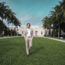 Gonzalo García frente a The Bass | Traje y camisa ANTONY MORATO | Deportivas GLENT