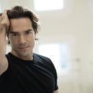 Gonzalo García en el Miami City Ballet | Cazadora y pantalón MANSOLUTELY | Camiseta ABANDERADO | Deportivas KARL LAGERFELD