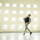 Gonzalo García en el Miami City Ballet | Cazadora y pantalón MANSOLUTELY | Camiseta ABANDERADO | Deportivas KARL LAGERFELD