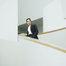 Gonzalo García en la New World Symphony | Traje ADOLFO DOMÍNGUEZ | Camiseta ABANDERADO | Deportivas GLENT