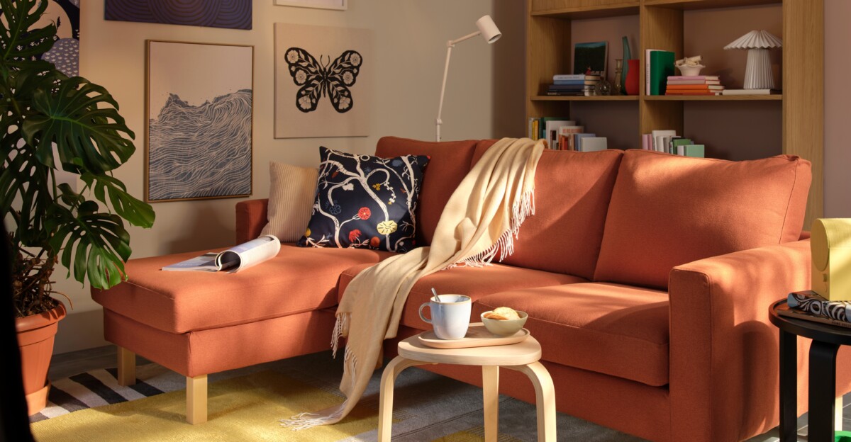 En la imagen: Sofá naranja SALTSOJÖBADEN (599€)