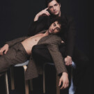 Agustín lleva traje GIORGIO ARMANI | Juan lleva traje PATRIZIA PEPE