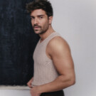 Camiseta <a href="https://escollection.es/es/" target="_blank" rel="noopener">ES Collection</a> Chaqueta <a href="https://es.sandro-paris.com/" target="_blank" rel="noopener">Sandro</a>