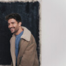 Camiseta <a href="https://www.guess.eu/es-es/guess-jeans?srsltid=AfmBOooj4Wzj-sPQXelO-EVS5i-4Ui7ZTWX6r4V6XqwXBuufpn_vjLFw" target="_blank" rel="noopener">Guess Jeans</a> Chaqueta <a href="https://es.tommy.com/" target="_blank" rel="noopener">Tommy Hilfiger</a>