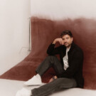 Camiseta <a href="https://www.fredperry.com/eu-es/" target="_blank" rel="noopener">Fred Perry</a> Sobrecamisa <a href="https://www.cos.com/es-es/men" target="_blank" rel="noopener">COS</a> Pantalón <a href="https://www.octobre-editions.com/eu-es" target="_blank" rel="noopener">Octobre Editions</a> Zapatillas <a href="https://es.tommy.com/" target="_blank" rel="noopener">Tommy Hilfiger</a> Pulsera y anillo <a href="https://www.thomassabo.com/EU/es_ES/home" target="_blank" rel="noopener">Thomas Sabo</a> Reloj <a href="https://www.tagheuer.com/es/es/" target="_blank" rel="noopener">Tag Heuer</a>