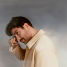 Polo <a href="https://www.fredperry.com/eu-es/" target="_blank" rel="noopener">Fred Perry</a> Chaqueta <a href="https://es.sandro-paris.com/" target="_blank" rel="noopener">Sandro</a>