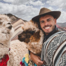 Miguel Ángel junto a dos llamas, animal icónico del país.