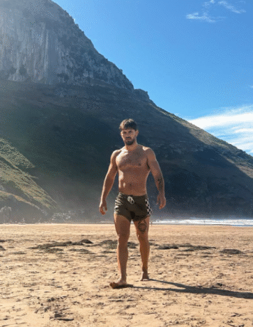 Juan Sesma posa en la playa para su Instagram