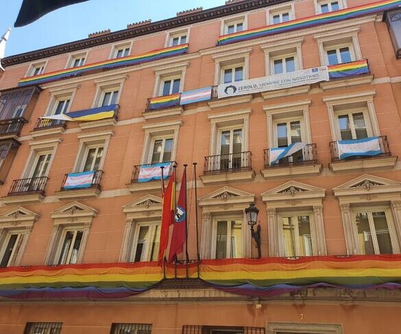 El juzgado rechaza la petición de Vox de retirar banderas arcoíris en Madrid