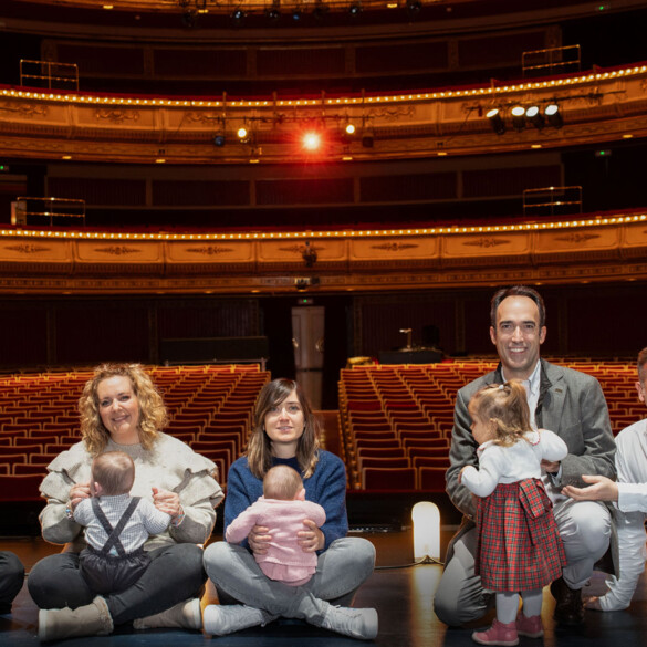 Reunión de familias LGTBIQ+ en el Teatro de La Zarzuela: un fiestón para sus bebés con 'Zarzuelita'