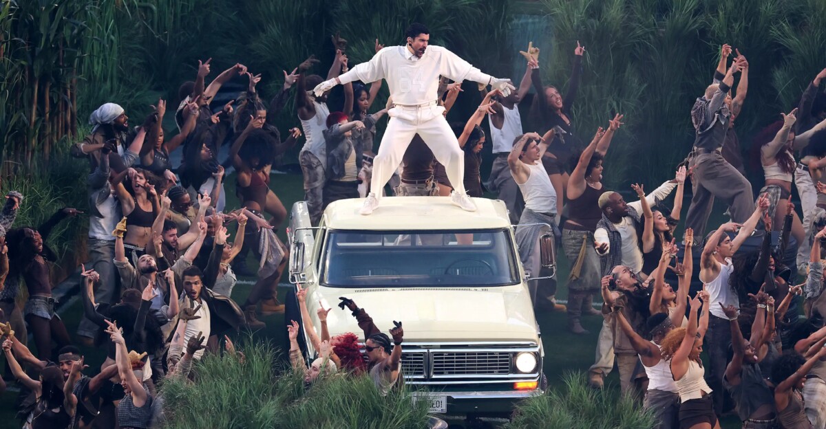 Cinco razones por las que Bad Bunny marcó un 'touchdown' a la diversidad en su actuación de la Super Bowl