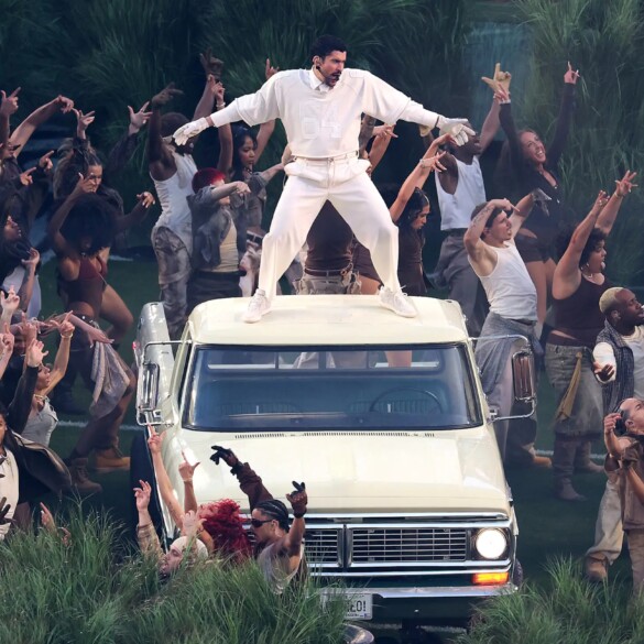 Cinco razones por las que Bad Bunny marcó un 'touchdown' a la diversidad en su actuación de la Super Bowl