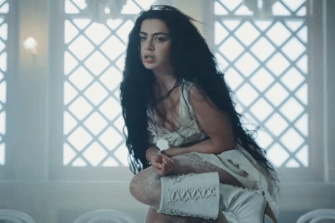 Charlie Xcx en el video de su canción 'Chains of Love'