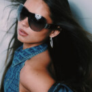 Gafas SORASTUDIO | Pendientes UNODE50 | Vestido PALM ANGELS