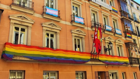 Edificio de Grupos Municipales con las banderas LGTBIQ+