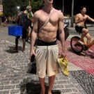 Manu Ríos paseando por las calles de Río de Janeiro.