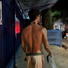 Manu Ríos paseando por las calles de Río de Janeiro.