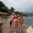 Manu Ríos con varios amigos en Brasil.