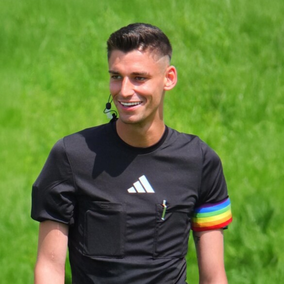 Agreden a Pascal Kaiser, el árbitro alemán que pidió matrimonio a su pareja durante un partido de fútbol