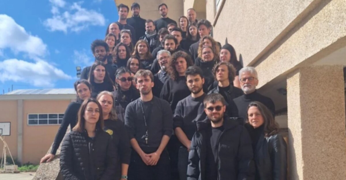 Los profesores mostrando su apoyo a la víctima.