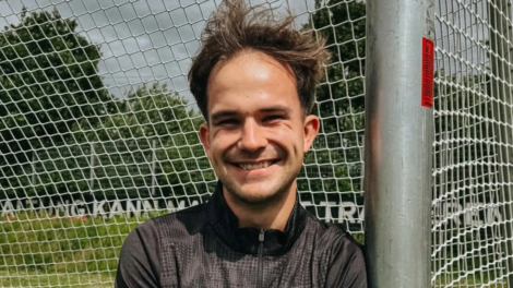 El entrenador de fútbol alemán Christian Dobrick sale del armario