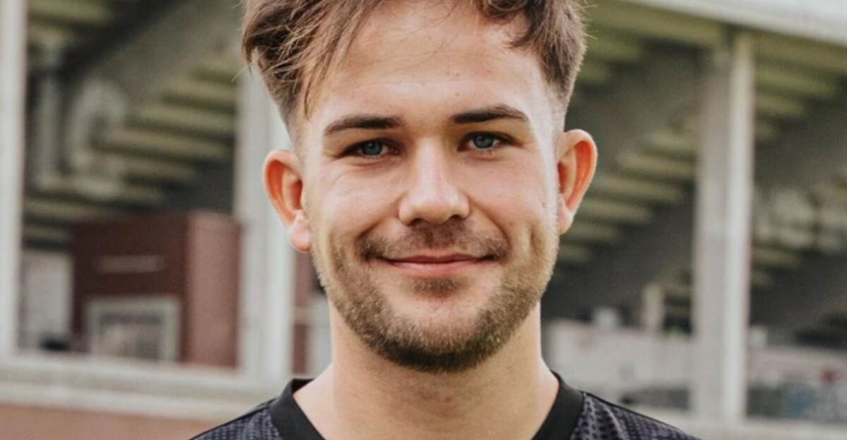 El entrenador de fútbol alemán Christian Dobrick sale del armario