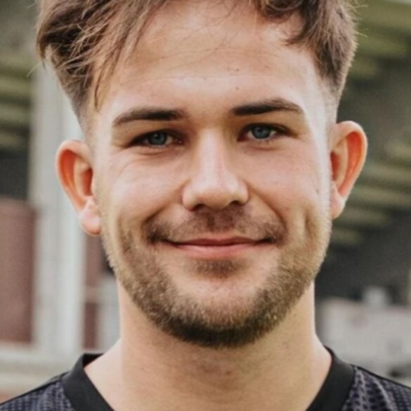 El entrenador de fútbol alemán Christian Dobrick sale del armario