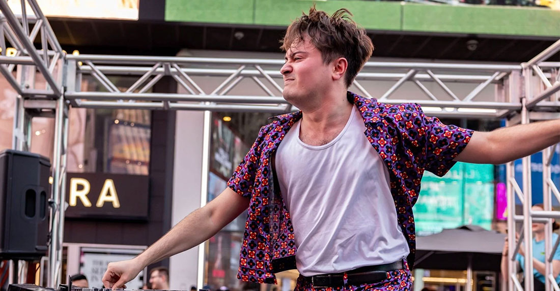 Entrevistamos al DJ responsable del remix más viral del momento.